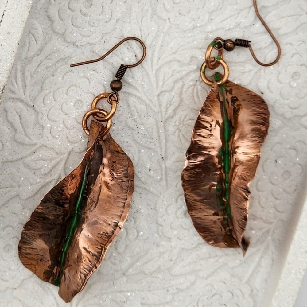 COPPER HAMMERED LEAVES & GREEN PATINA DANGLING EARRINGS - Picture 3 of 10